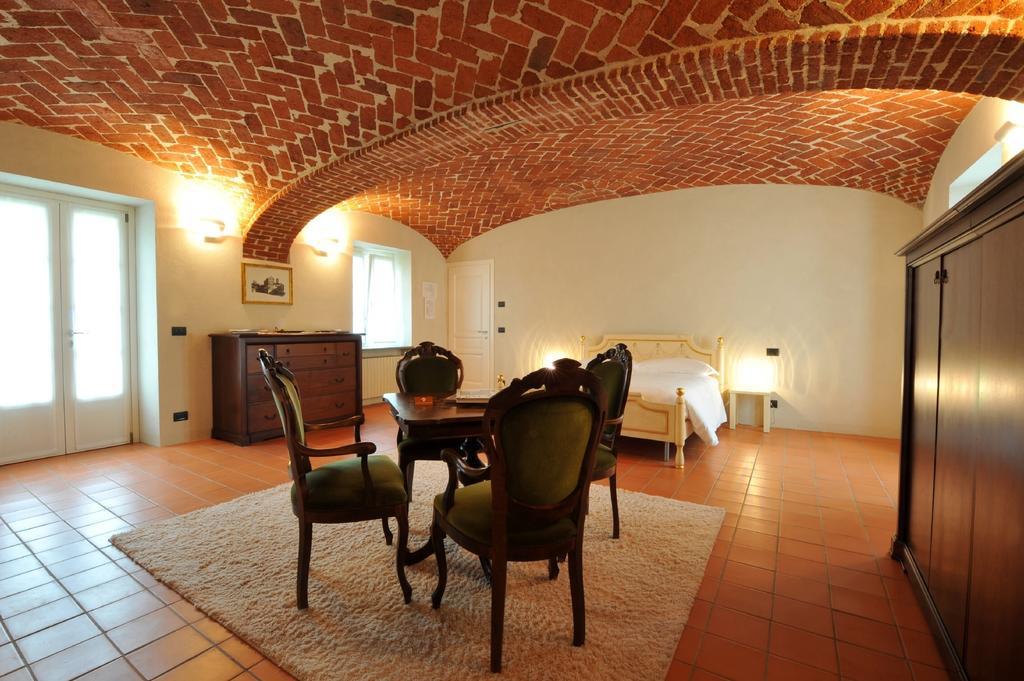 Sangrato 1883 Villa Monteu Roero Kamer foto